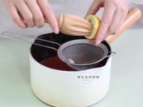 继续倒入原来的锅里，挤入半个柠檬汁，记得要过滤哦~