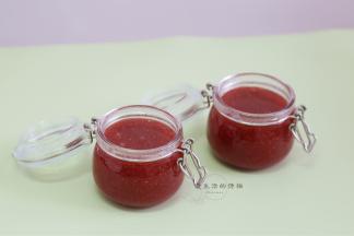 准备好开水煮过的玻璃罐子，趁热倒入果酱，放凉后即可盖上盖子，放冰箱保存