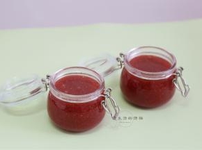 准备好开水煮过的玻璃罐子，趁热倒入果酱，放凉后即可盖上盖子，放冰箱保存