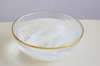 将粉丝泡在温水里，大概1小时左右捞出来切成小段，粉丝太容易入味了，我家人都很爱吃。