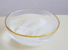 将粉丝泡在温水里，大概1小时左右捞出来切成小段，粉丝太容易入味了，我家人都很爱吃。