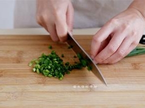 把葱花切碎备用，饺子馅里还是要放些葱花才好吃哦~