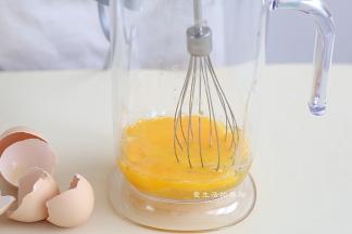 鸡蛋打入smeg料理杯里，加入少许盐，搅打均匀。
