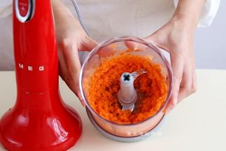 胡萝卜用料理机搅拌3秒即成胡萝卜碎。