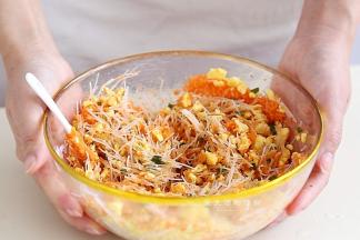 将所有馅料的配料混合均匀，放一边备用。