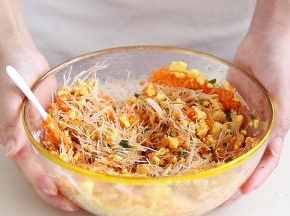 将所有馅料的配料混合均匀，放一边备用。