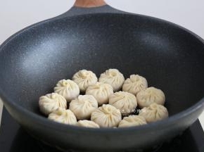 热锅，放入适量的油，把水煎包放入锅里小火煎到底部金黄，倒入半碗清水盖上盖子焖5分钟，开盖煎干水分即可出锅。