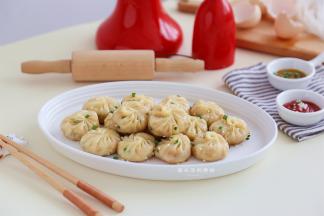 出锅前撒上葱花和熟芝麻，夹一个起来，醮上喜欢的酱料，外酥里软，太好吃了！