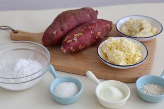 材料里的糯米粉和低筋粉配比都是1：1的放入，看红薯的水分加入，红薯大约是150克一个，糖的量也要根据红薯的甜度加减哦！