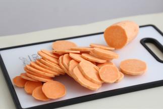 将红薯去皮切成薄片，放入蒸锅里大火蒸20分钟左右，最后用筷子戳一下，能轻易戳烂就能出锅。