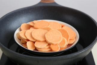 放入蒸锅里大火蒸20分钟左右，最后用筷子戳一下，能轻易戳烂就能出锅。