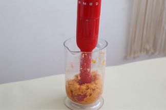 将红薯片放入SMEG料理杯里，加入奶粉和细砂糖，用果蔬棒搅打成泥。