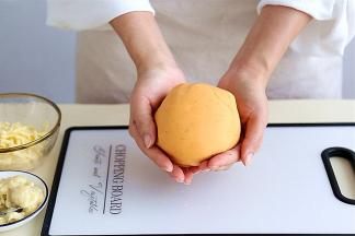 往红薯泥里加入糯米粉和低筋粉混合的面，揉成不黏手的面团。