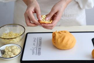 像包包子一样的收紧口，切忌包得太薄，不然后面压扁的时候容易爆馅。