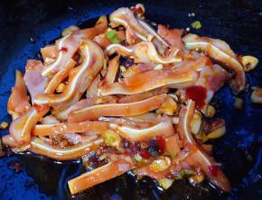 放入猪耳朵大火快速翻炒