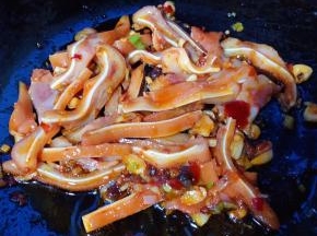 放入猪耳朵大火快速翻炒