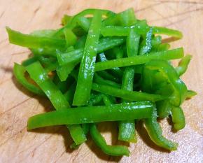 尖椒去籽洗净切成丝