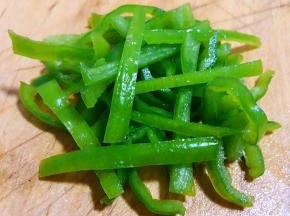 尖椒去籽洗净切成丝