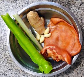 准备原材料猪耳朵、尖椒、葱、姜、蒜备用