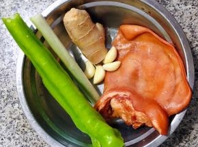 准备原材料猪耳朵、尖椒、葱、姜、蒜备用
