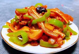 香辣可口的爆炒猪耳朵装入盘中