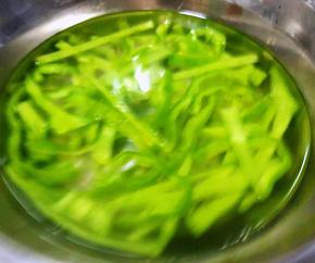 尖椒用开水轻微烫一下立即用冷水冲洗干净