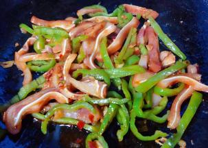 最后放入糖、盐、味精调味均匀即可出锅享用