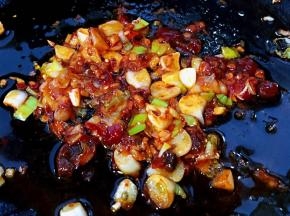锅中倒入底油加热放入葱姜蒜爆香再放入郫县豆瓣酱炒出油