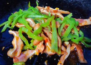 放入尖椒翻炒时间不要过长