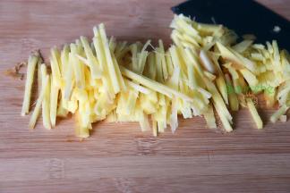 生姜洗净泥沙，切丝，不需要太细，小火慢炖，生姜味就全出来。