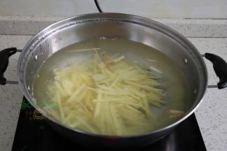 煮锅倒入适量的水，放入切好的生姜，盖上盖子，旺火煮沸之后，转为小火，慢炖3分钟。