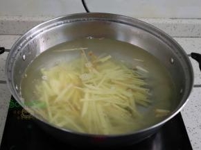 煮锅倒入适量的水，放入切好的生姜，盖上盖子，旺火煮沸之后，转为小火，慢炖3分钟。