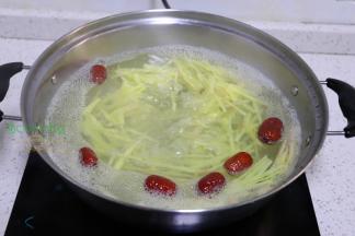 把红枣洗净，放入锅里，继续煮3分钟，如果红枣个头大，可以切片，或对半切块，去核之后放入锅里。