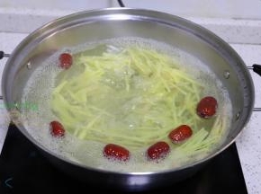 把红枣洗净，放入锅里，继续煮3分钟，如果红枣个头大，可以切片，或对半切块，去核之后放入锅里。