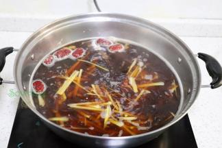 煮好的生姜红糖茶，不要马上开盖，需要焖5分钟，这个时候的生姜、红枣、红糖，完美的结合在一起，淡淡的甜味，浓浓的生姜味。