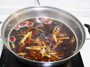 煮好的生姜红糖茶，不要马上开盖，需要焖5分钟，这个时候的生姜、红枣、红糖，完美的结合在一起，淡淡的甜味，浓浓的生姜味。