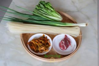米粉、猪瘦肉、榨菜、生菜、香葱、盐、花生油、生粉、生姜、酱油。