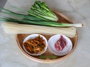 米粉、猪瘦肉、榨菜、生菜、香葱、盐、花生油、生粉、生姜、酱油。