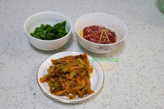 猪瘦肉洗净切丝，放盐、花生油、生粉、酱油、生姜搅拌均匀。