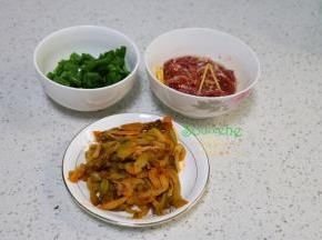 猪瘦肉洗净切丝，放盐、花生油、生粉、酱油、生姜搅拌均匀。