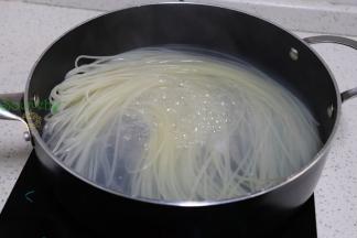锅里倒入适量的水，煮沸之后，放入米粉，水要浸没米粉，大约煮3分钟。变软煮熟，捞出沥干水。