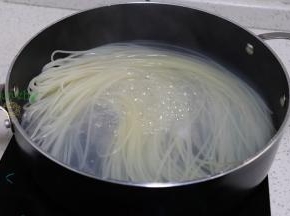 锅里倒入适量的水，煮沸之后，放入米粉，水要浸没米粉，大约煮3分钟。变软煮熟，捞出沥干水。