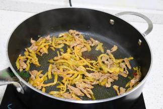 加入榨菜丝，快速翻炒熟出锅。我用的榨菜是开袋即吃，如果是整个的榨菜需要洗净，切榨菜丝，炒熟之后和肉丝一起翻炒。