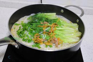 生菜洗净，放入米粉的锅里，少许榨菜肉丝，香葱，花生油，盐，煮熟装盘，然后码入榨菜肉丝、香葱，吃的时候搅拌均匀。