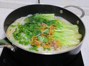 生菜洗净，放入米粉的锅里，少许榨菜肉丝，香葱，花生油，盐，煮熟装盘，然后码入榨菜肉丝、香葱，吃的时候搅拌均匀。