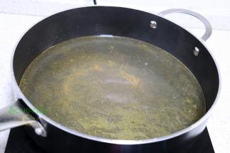 高汤倒入锅里煮沸，高汤主要提前煲好，煮米粉的时候就不需要等待熬汤。