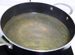 高汤倒入锅里煮沸，高汤主要提前煲好，煮米粉的时候就不需要等待熬汤。