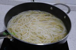 把刚刚捞出的米粉，放入高汤锅里，再次煮沸。