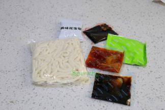 食材：甜水面200克、油料包、酱料包、醋包、盐味包、辣椒酱、花生碎