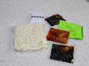食材：甜水面200克、油料包、酱料包、醋包、盐味包、辣椒酱、花生碎